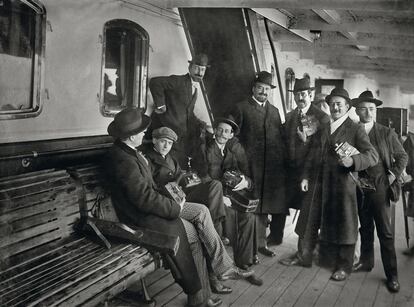 Blasco Ibáñez (Valencia, 1867 - Francia, 1928) marchó a Argentina en la cima de su popularidad. Al llegar a puerto en 1910, fue rodeado por más de una docena de reporteros para hacerle los primeros retratos.