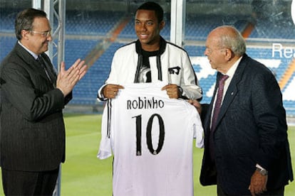 &#39;Robinho&#39;, con la camiseta del Real Madrid, junto a Florentino y Alfredo Di Stéfano en su presentación en el palco del Santiago Bernabeu.