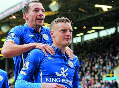 James Vardy, celebrando un gol ante el Burnley, convencido de que su entrenador Rainieri va a premiarlo con una doble ración de pizza.