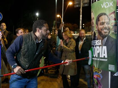 El candidato de Vox a la Presidencia de la Generalitat,, Ignacio Garriga, pega un cartel en el arranque de la campaña electoral, en la noche del jueves en Barcelona.