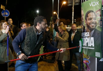 El candidato de Vox a la Presidencia de la Generalitat,, Ignacio Garriga, pega un cartel en el arranque de la campaña electoral, en la noche del jueves en Barcelona.