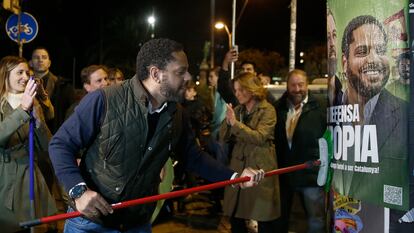 El candidato de Vox a la Presidencia de la Generalitat,, Ignacio Garriga, pega un cartel en el arranque de la campaña electoral, en la noche del jueves en Barcelona.