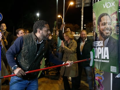 El candidato de Vox a la Presidencia de la Generalitat,, Ignacio Garriga, pega un cartel en el arranque de la campaña electoral, en la noche del jueves en Barcelona.