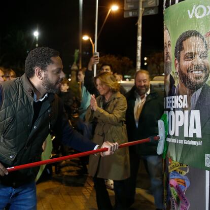 El candidato de Vox a la Presidencia de la Generalitat,, Ignacio Garriga, pega un cartel en el arranque de la campaña electoral, en la noche del jueves en Barcelona.