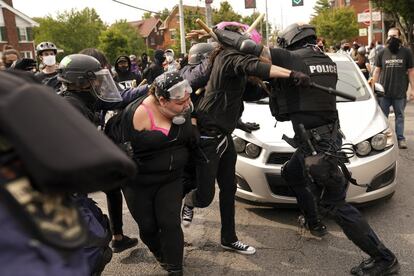 Enfrentamiento entre agentes de la policía y manifestantes, en Louisville. Al menos dos policías resultaron heridos de bala y 46 personas fueron detenidas en una noche de protestas y disturbios violentos en Louisville (Kentucky), después de que la Fiscalía del Estado decidiera no imputar por asesinato a ningún agente de policía involucrado en la muerte a tiros en un registro domiciliario de la afroamericana Breonna Taylor en marzo.