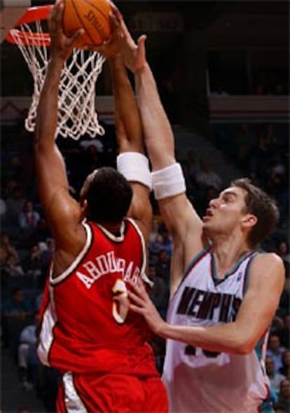 Shareef Abdur-Rahim, de los Hawks de Atlanta, lucha con Pau Gasol de los Grizzlies de Memphis, equipo que se impuso por 103 a 90.