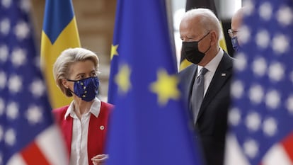 A presidenta da Comissão Europeia, Ursula von der Leyen, e o presidente do Conselho da UE, Charles Michel, ao lado do presidente dos EUA, Joe Biden, na sede do Conselho, em Bruxelas, nesta terça-feira.