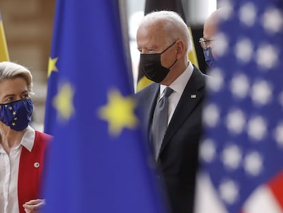 A presidenta da Comissão Europeia, Ursula von der Leyen, e o presidente do Conselho da UE, Charles Michel, ao lado do presidente dos EUA, Joe Biden, na sede do Conselho, em Bruxelas, nesta terça-feira.