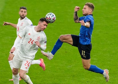 Laporte se anticipa a Immobile durante el España-Italia.