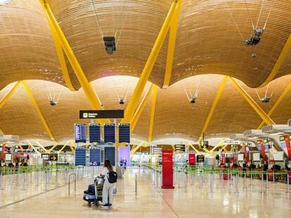  Una turista observa los paneles de la Terminal 4 del Aeropuerto Adolfo Suárez-Madrid Barajas.