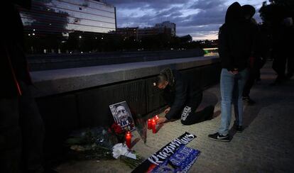 Varias personas colocan velas en recuerdo de Francisco Javier Romero Taboada junto al Manzanares. 