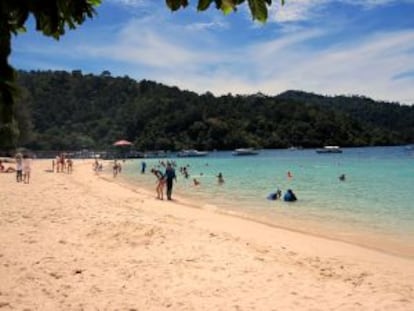 Bañistas y buceadores en una playa del parque nacional de Tunku Abdul Rahman, en el Borneo malayo.