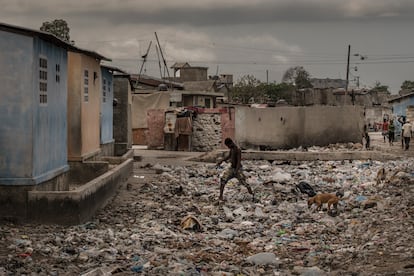 Calle del barrio de Boston, en Cité Soleil, el distrito más castigado de Puerto Príncipe, donde se acumulan toneladas de basura. 