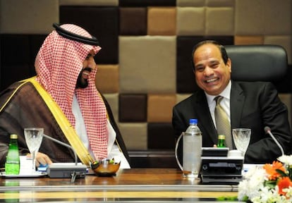 Al Sisi, en un encuentro con el ministro de Defensa saud&iacute;, Mohammed bin Salman bin Abdul Aziz, en el Cairo el pasado mi&eacute;rcoles.