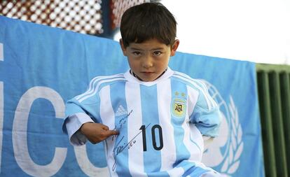 Murtaza Ahmadi, con la camiseta firmada por Messi.