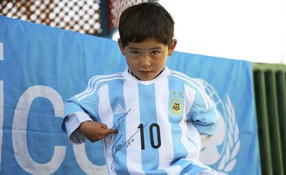 Murtaza Ahmadi, con la camiseta firmada por Messi.