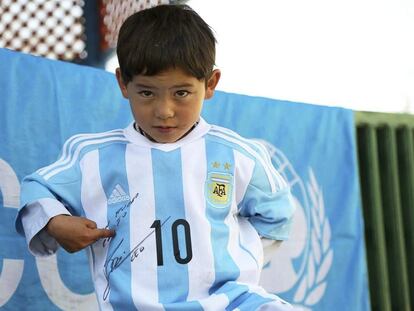 Murtaza Ahmadi, con la camiseta firmada por Messi.