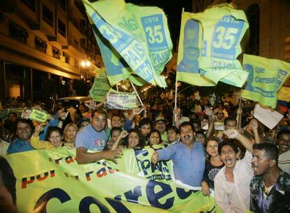 En su primera rueda, Correa ha adelantado, además, su eventual gabinete. Lenin Moreno será el vicepresidente, Ricardo Patiño, el ministro de Economía; Alberto Acosta asumirá la cartera de Energía; Janet Sánchez, la de Bienestar Social; Gustavo Larrea, la de Gobierno, y Carlos Pareja será el presidente de la empresa estatal Petroecuador. Correa ha reiterado también que no suscribirá el Tratado de Libre Comercio (TLC) con Estados Unidos, que no involucrará a su país en el Plan Colombia, que adelanta Bogotá con ayuda de Washington para luchar contra el narcotráfico y la guerrilla y que renegociará la deuda exterior de Ecuador