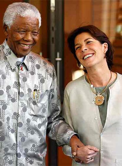 Nelson Mandela y Carolina de Mónaco, durante la visita que realizó la princesa a la fundación del ex presidente surafricano.