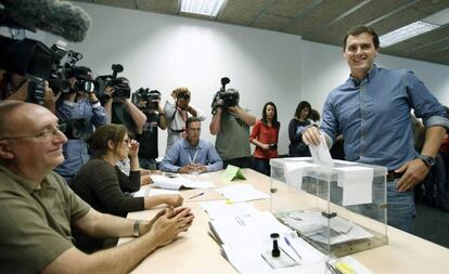 El presidente de Ciudadanos, Albert Rivera, ha ejercido su derecho al voto en el Centro Social y Cultural Sagrada Familia de Barcelona, durante los comicios municipales y autonómicos que se celebra hoy.