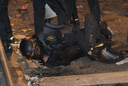 Un policía nacional carga contra un manifestante que participaba en la concentración de Neptuno (Madrid).