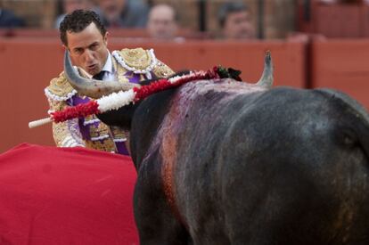 Faena de Rafaelillo con el primer toro en la Maestranza.