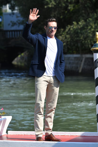 Hugh Jackman es otro de los actores que acaban de llegar a Venecia. Lo hizo con pantalones claros, camiseta y chaqueta azul con pespuntes blancos.