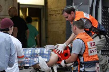 Uno de los heridos en el ataque de ayer, en el momento de ingresar en un hospital en Jerusalén.