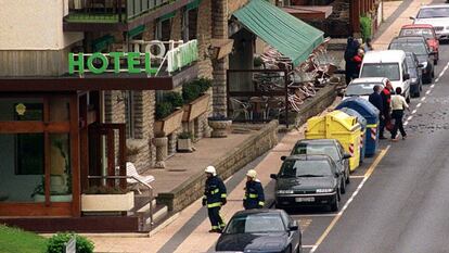 Fachada del hotel Los Tamarises, en Getxo ( Vizcaya) , tras la explosión de la bomba colocada por ETA en 2003.