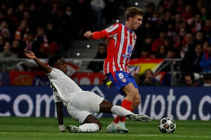 El centrocampista del Atlético de Madrid, Pablo Barrios , intenta llevarse el balón ante el delantero brasileño del Real Madrid, Vinicius Junior.