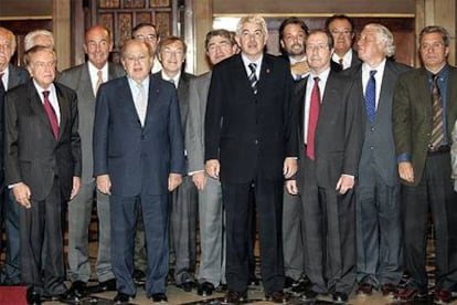 De izquierda a derecha, Anton Cañellas, Miquel Roca, Jordi Pujol, Josep M. Triginer, Jordi Solé Tura, Manuel de Sárraga, Pasqual Maragall, Ernest Benach, Josep Verde Aldea, Josep Cendra, Macià Alavedra y Joan Saura.