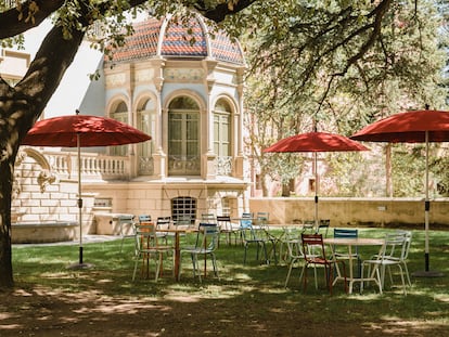 Terrassa del bar-bistrot La Ciutat dels Sants, que s'ubica a la capella particular del recinte modernista de la Casa Ricart. 