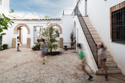 Cinco niñas y un niño son la alegría de la casa de vecinas, una crianza con espacios compartidos.