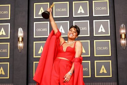 Ariana DeBose posa con su Oscar a mejor actriz de reparto por ‘West Side Story’.