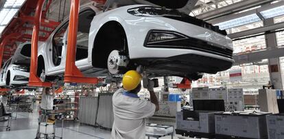 Empleados trabajando en una f&aacute;brica de Volkswagen.