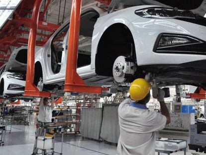 Empleados trabajando en una f&aacute;brica de Volkswagen.