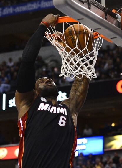 LeBron James machaca el aro de los Mavericks.