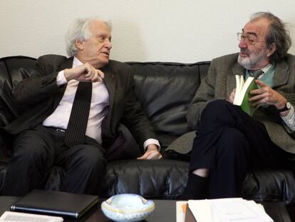 Jorge Semprún y Javier Pradera en la Complutense donde se celebró un ciclo para conmemorar el 50 aniversario de la revuelta estudiantil de 1956.