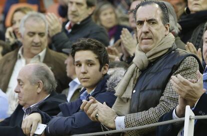 Jaime de Marichalar con su hijo Felipe Juan Froilán durante la feria taurina de Illescas en 2016.