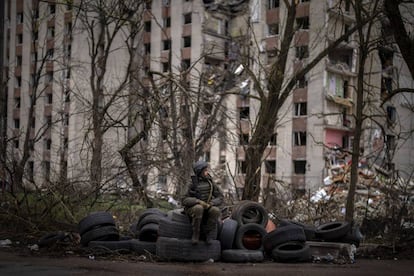 Un soldado ucranio, junto a un edificio destruido por los bombardeos rusos, en Chernihiv (Ucrania). 
