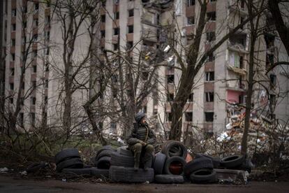 Un soldado ucranio, junto a un edificio destruido por los bombardeos rusos, en Chernihiv (Ucrania).