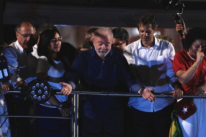 Luiz Inácio Lula da Silva se dirige a sus simpatizantes tras ganar la segunda ronda de las elecciones presidenciales, en la avenida Paulista en São Paulo (Brasil), este domingo.