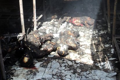 Varios cadáveres yacen en el piso de las instalaciones de la Granja Penal de Comayagua (Honduras).