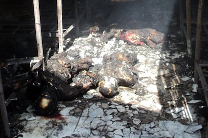 Varios cad&aacute;veres yacen en el piso de las instalaciones de la Granja Penal de Comayagua (Honduras). 