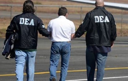 Agentes de la DEA escoltan a un detenido.