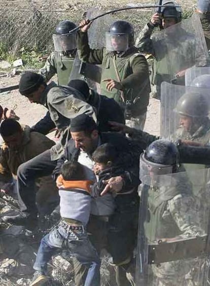 Policías egipcios hostigan con palos a los palestinos para que vuelvan a Gaza.