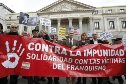 Familiares de víctimas del franquismo junto a los portavoces parlamentarios de IU, ICV y BNG reclaman frente al Congreso la nulidad de los juicios sumarísimos y la apertura de todas las fosas