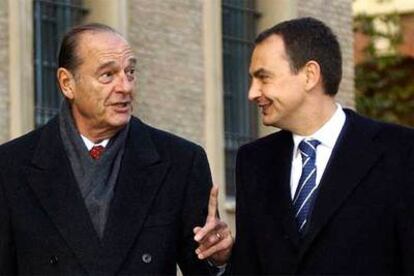 Chirac y Zapatero charlan a su llegada a la sede del Gobierno de Aragón, en Zaragoza.