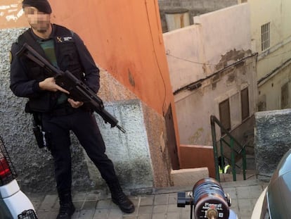 Un guardia civil durante una operación antiterrorista en Canarias el día 17.