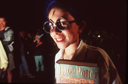 Un lector de 'Harry Potter' celebra la salida de una nueva entrega de la serie en el año 2000.